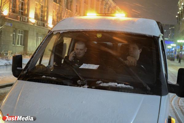 Пять машин на один сугроб. Как убирают снег в Екатеринбурге ночью - Фото 10