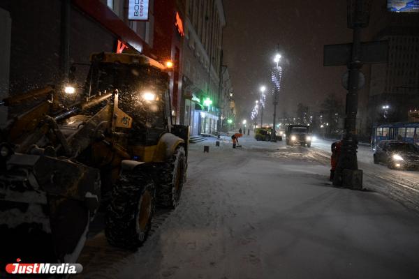 Пять машин на один сугроб. Как убирают снег в Екатеринбурге ночью - Фото 11