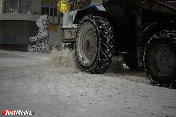 Пять машин на один сугроб. Как убирают снег в Екатеринбурге ночью - Фото 12