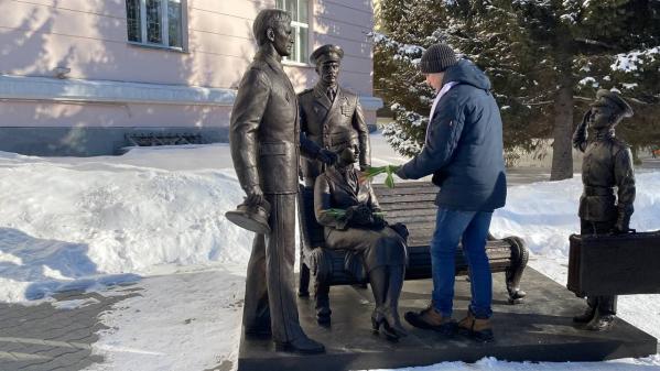 В Екатеринбурге волонтеры поздравили с 8 марта сотрудниц скорой помощи - Фото 4