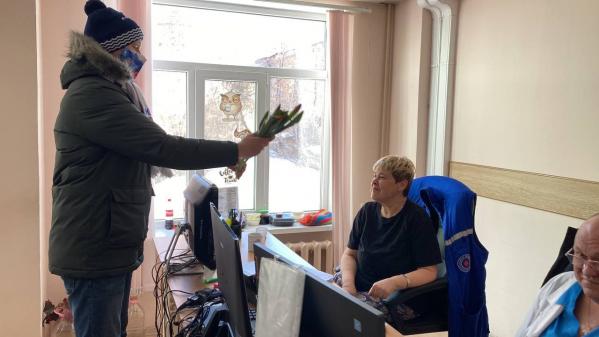 В Екатеринбурге волонтеры поздравили с 8 марта сотрудниц скорой помощи - Фото 2
