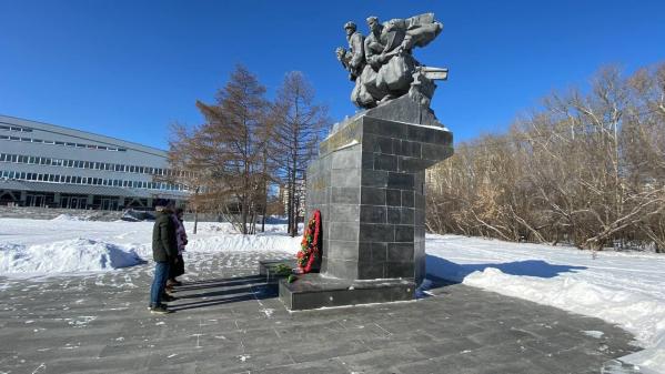 В Екатеринбурге волонтеры поздравили с 8 марта сотрудниц скорой помощи - Фото 3