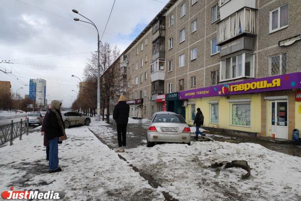 В Екатеринбурге Mitsubishi протаранил скорую, ехавшую на вызов, и вылетел на тротуар - Фото 4