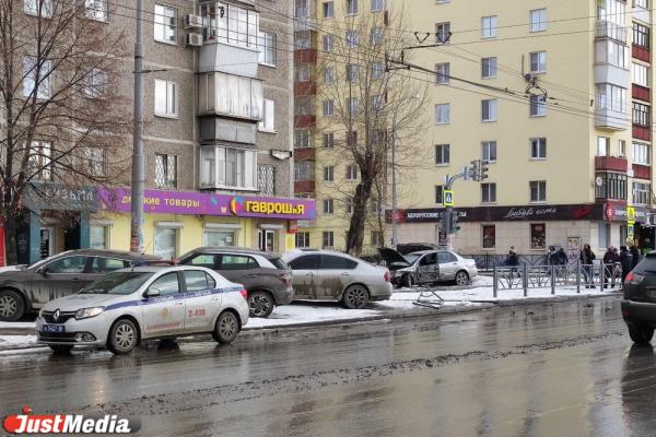 В Екатеринбурге Mitsubishi протаранил скорую, ехавшую на вызов, и вылетел на тротуар - Фото 5