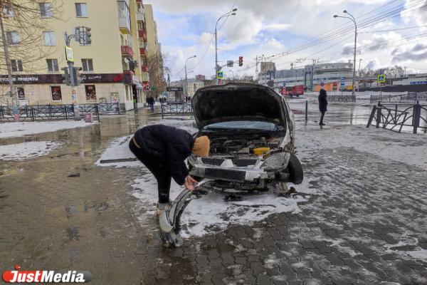 В Екатеринбурге Mitsubishi протаранил скорую, ехавшую на вызов, и вылетел на тротуар - Фото 6