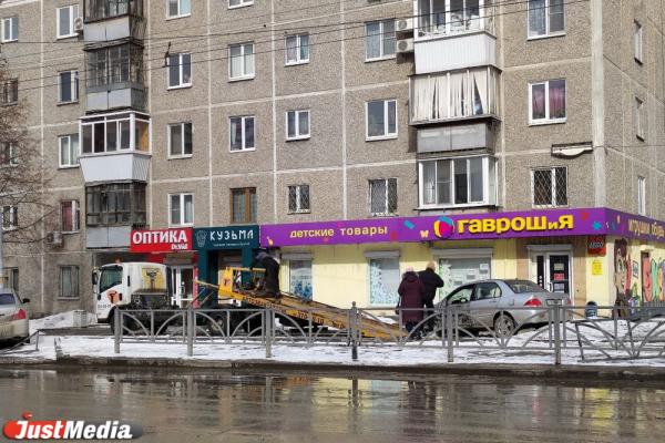 В Екатеринбурге Mitsubishi протаранил скорую, ехавшую на вызов, и вылетел на тротуар - Фото 8