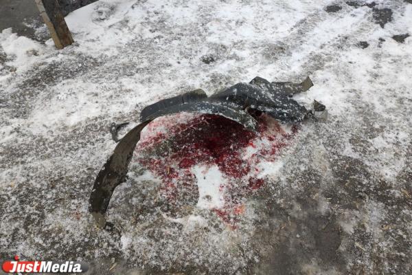 В Екатеринбурге Mitsubishi протаранил скорую, ехавшую на вызов, и вылетел на тротуар - Фото 9