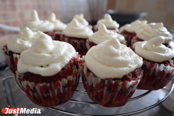 Печем нежные капкейки «Красный бархат». Экспресс-рецепт вкусного десерта - Фото 8