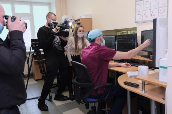 В больнице Екатеринбурга 69-летнему мужчине с ишемическим инсультом провели тромбэктомию - Фото 2