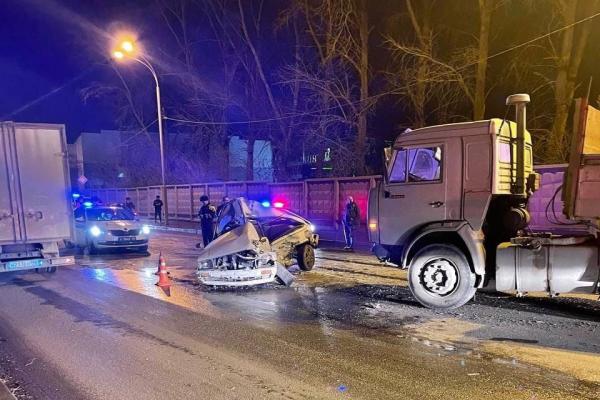 На Эльмаше два человека погибли в ДТП с грузовиком - Фото 2