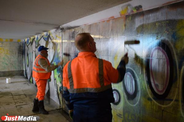 «Надписи появляются каждый день». Екатеринбургские коммунальщики показали, как борются с граффити в столице стрит-арта - Фото 2