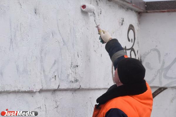«Надписи появляются каждый день». Екатеринбургские коммунальщики показали, как борются с граффити в столице стрит-арта - Фото 3
