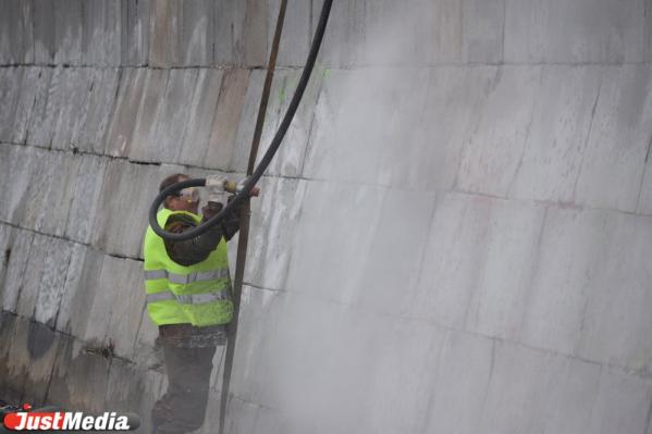 «Надписи появляются каждый день». Екатеринбургские коммунальщики показали, как борются с граффити в столице стрит-арта - Фото 4