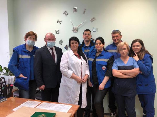 Депутаты медицинской фракции Екатеринбурга поздравили сотрудников скорой помощи с профессиональным праздником - Фото 3