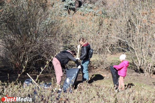 В Екатеринбурге прошел традиционный субботник в Дендропарке - Фото 4