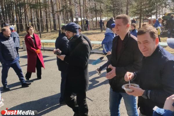 Евгений Куйвашев посадил две ели перед госпиталем ветеранов войн - Фото 2