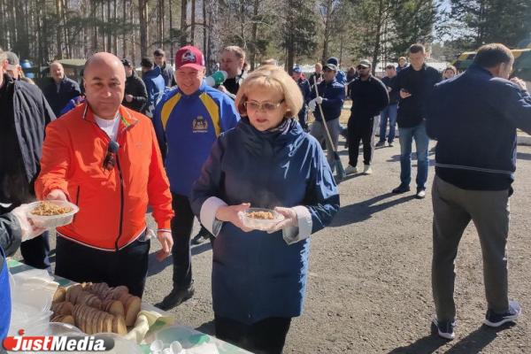 Евгений Куйвашев посадил две ели перед госпиталем ветеранов войн - Фото 3