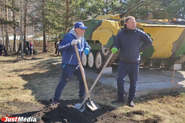 Евгений Куйвашев посадил две ели перед госпиталем ветеранов войн - Фото 4