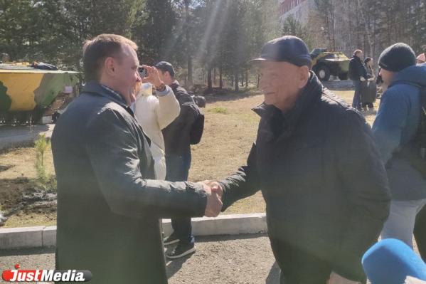 Евгений Куйвашев посадил две ели перед госпиталем ветеранов войн - Фото 5