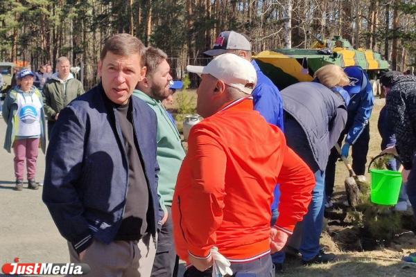 Евгений Куйвашев посадил две ели перед госпиталем ветеранов войн - Фото 6