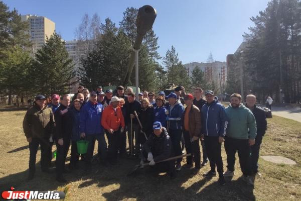 Евгений Куйвашев посадил две ели перед госпиталем ветеранов войн - Фото 8