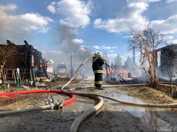 Под Екатеринбургом полыхают 10 садовых домиков - Фото 2