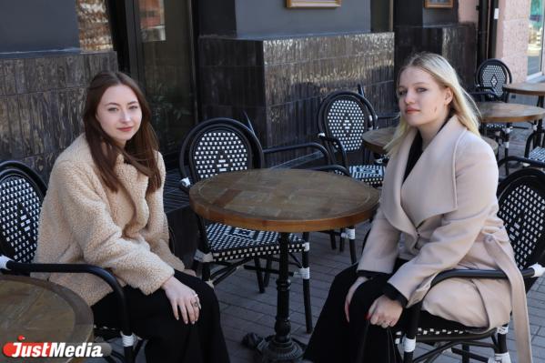 Лика Погорелова и Юлия Шишмарева, школьницы: «Нам очень нравится гулять по нашему любимому городу» В Екатеринбурге +15 градусов - Фото 2