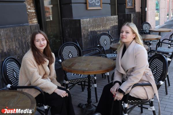 Лика Погорелова и Юлия Шишмарева, школьницы: «Нам очень нравится гулять по нашему любимому городу» В Екатеринбурге +15 градусов - Фото 4