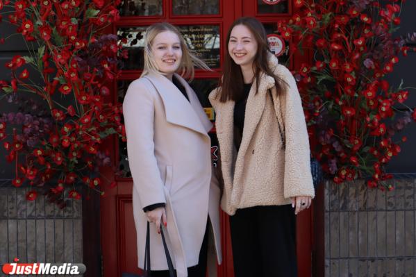 Лика Погорелова и Юлия Шишмарева, школьницы: «Нам очень нравится гулять по нашему любимому городу» В Екатеринбурге +15 градусов - Фото 5