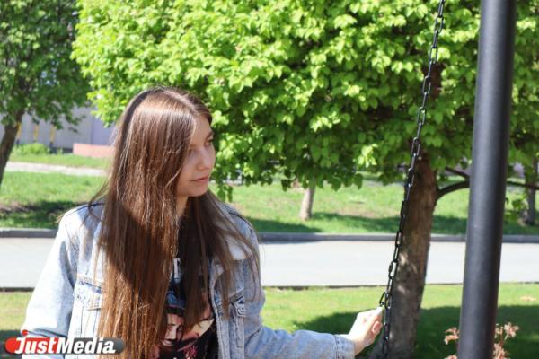 Александра Макарова, продавец: «Иногда погода на Урале сильно удивляет» В Екатеринбурге +21 градус - Фото 4