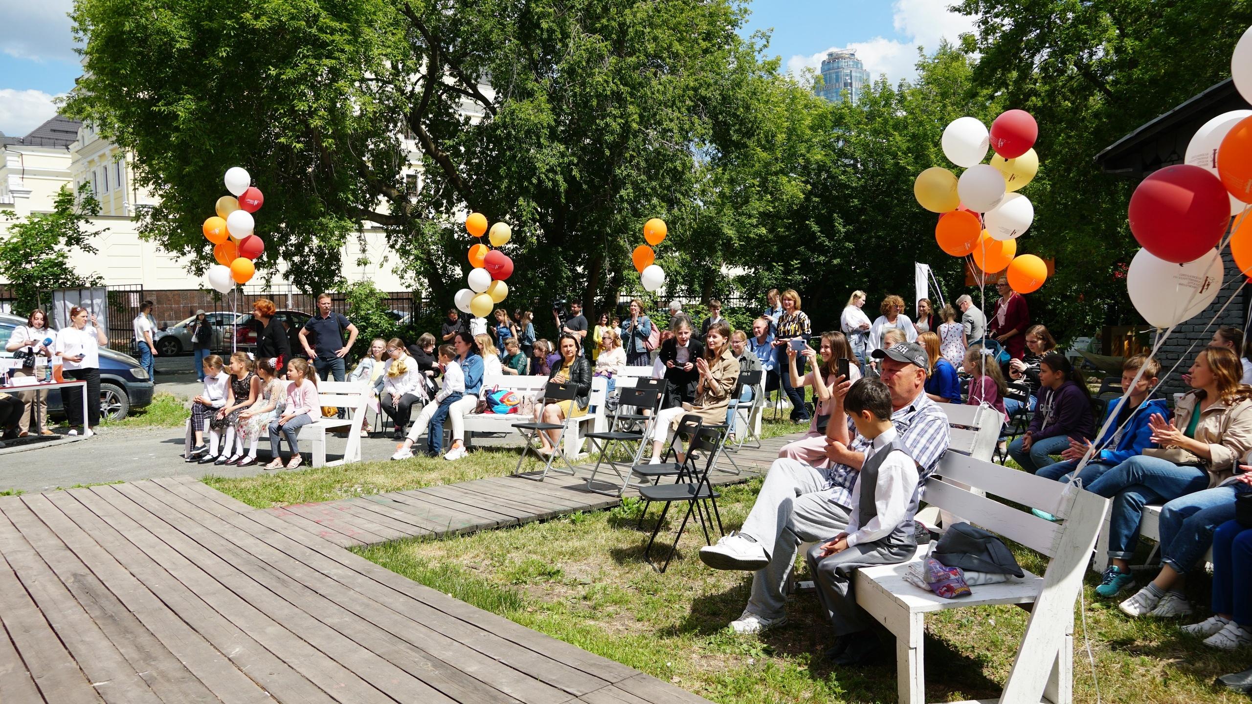 Екатеринбург фестиваль 12 октября. Креативный кластер л52 Екатеринбург. Мероприятия в ЕКБ. Фестиваль чо в Екатеринбурге. Городские мероприятия Екатеринбург.