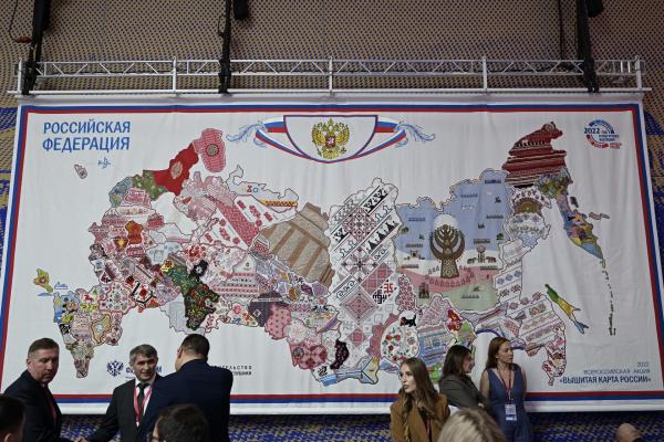 Вышитую карту России, часть которой сделали уральские мастерицы, презентовали в Санкт-Петербурге - Фото 2