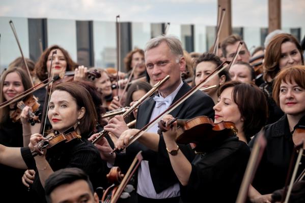 Сто музыкантов Свердловской филармонии сыграли на крыше высотки «Музыкальный момент» Шуберта - Фото 2