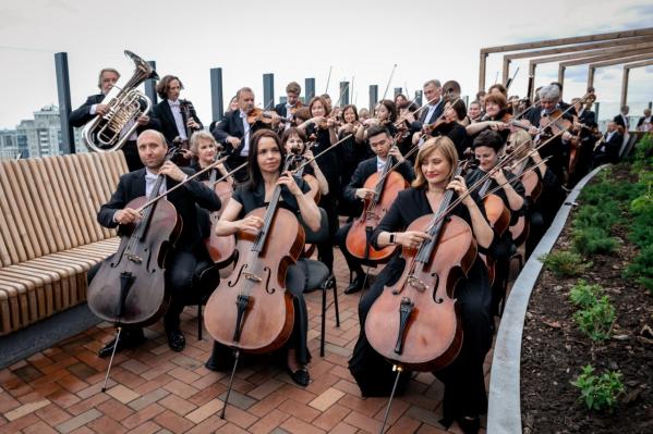 Сто музыкантов Свердловской филармонии сыграли на крыше высотки «Музыкальный момент» Шуберта - Фото 3