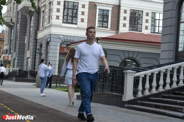 Егор Смольников, журналист: «Обожаю уютные деньки, когда можно с ноутбуком дома, с кружкой чая, сидеть и смотреть на дождь за окном». В Екатеринбурге +12 градусов - Фото 2