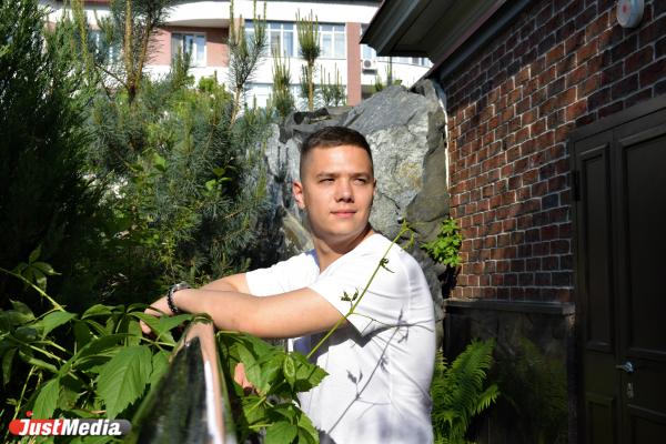 Егор Смольников, журналист: «Обожаю уютные деньки, когда можно с ноутбуком дома, с кружкой чая, сидеть и смотреть на дождь за окном». В Екатеринбурге +12 градусов - Фото 4