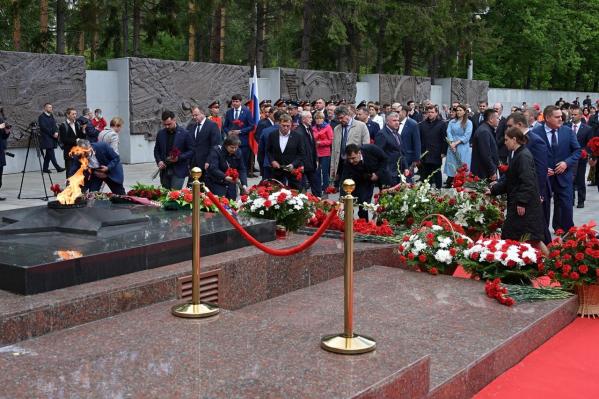 Евгений Куйвашев и уральцы возложили цветы к Вечному огню на Широкореченском мемориале - Фото 2