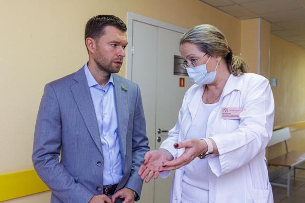 Депутаты медицинской фракции Екатеринбурга передали ЦГКБ № 6 оборудование для выездной диспансеризации  - Фото 2