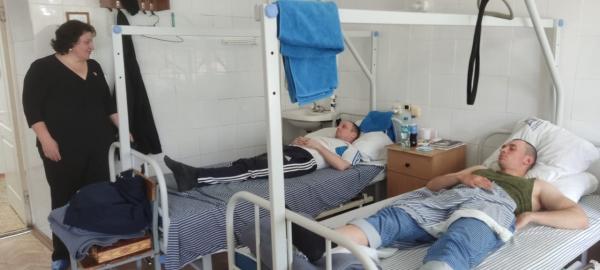 Ветераны госпиталя свердловского главка МВД навестили раненых в ходе СВО бойцов - Фото 2