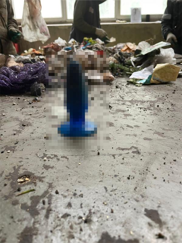 Житель Академического выбросил в контейнер для сортируемого мусора игрушки для взрослых. ФОТО 18+ - Фото 2