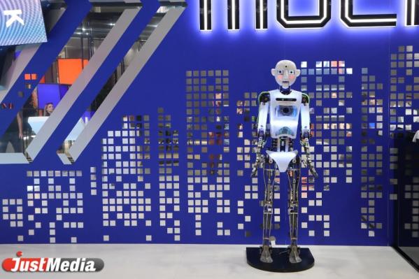 Робби, курьеры и консультанты. Знакомимся с роботами ИННОПРОМа-2022  - Фото 2