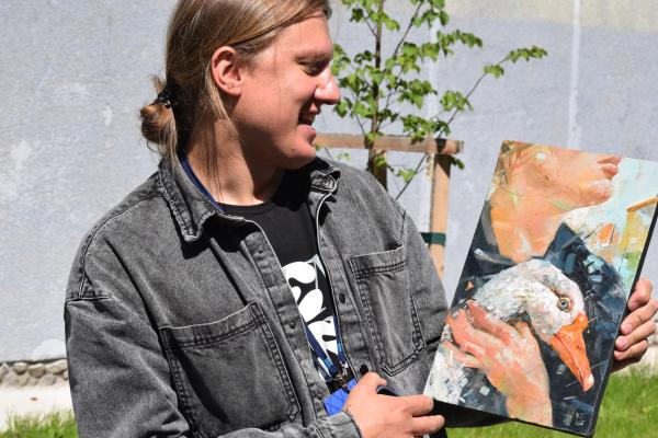 На стене лицея №173 в Екатеринбурге появился «Портрет с гусем» - Фото 2