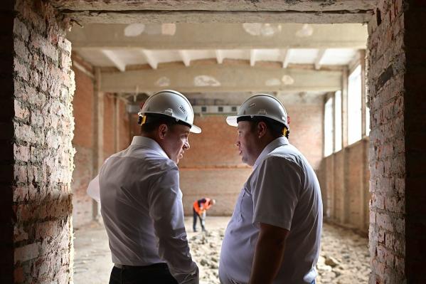 Евгений Куйвашев проверил, как выполняются поручения по капитальному ремонту детского сада и школы в Волчанске - Фото 2