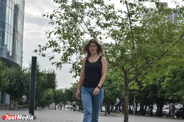 Татьяна Банникова, руководитель отдела снабжения: «Пасмурная погода прекрасна тем, что можно все также легко одеваться, но при этом не жаловаться на палящее солнце». В Екатеринбурге +22 градуса - Фото 2