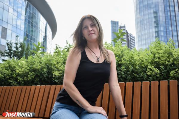 Татьяна Банникова, руководитель отдела снабжения: «Пасмурная погода прекрасна тем, что можно все также легко одеваться, но при этом не жаловаться на палящее солнце». В Екатеринбурге +22 градуса - Фото 3