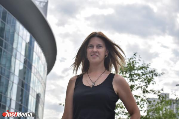 Татьяна Банникова, руководитель отдела снабжения: «Пасмурная погода прекрасна тем, что можно все также легко одеваться, но при этом не жаловаться на палящее солнце». В Екатеринбурге +22 градуса - Фото 4