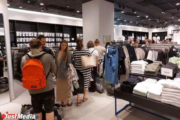 Открытый на финальную распродажу H&M парализовал «Мегу» огромной очередью - Фото 5