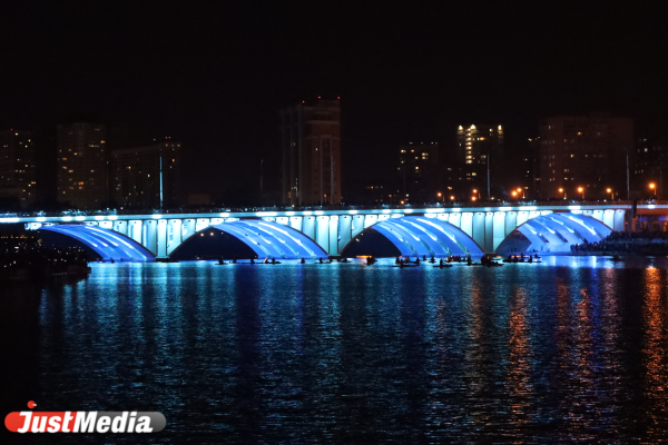 День города в Екатеринбурге завершился фейерверком и светомузыкальным шоу. ФОТО - Фото 2