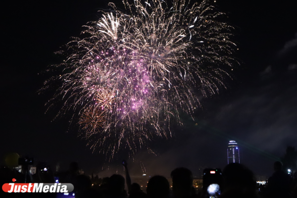 День города в Екатеринбурге завершился фейерверком и светомузыкальным шоу. ФОТО - Фото 5