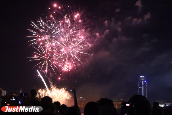 День города в Екатеринбурге завершился фейерверком и светомузыкальным шоу. ФОТО - Фото 6